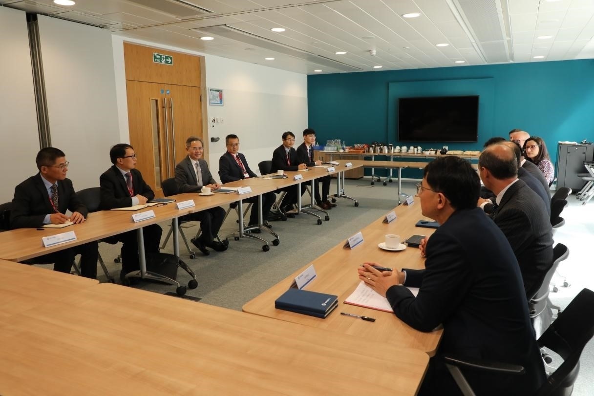 圖為中國(guó)駐英國(guó)大使鄭澤光與項(xiàng)目運(yùn)營(yíng)團(tuán)隊(duì)及企業(yè)合作機(jī)構(gòu)負(fù)責(zé)人座談現(xiàn)場(chǎng)。中國(guó)駐英國(guó)使館供圖