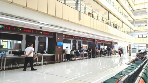 鄂托克旗政務(wù)服務(wù)中心“全科受理大綜窗”。 鄂托克旗政務(wù)服務(wù)與數(shù)據(jù)管理局供圖