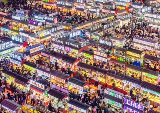 2024年4月21日，人們在河北省正定縣小商品夜市品嘗美食（無人機照片）。新華社發(fā)（武志偉 攝）