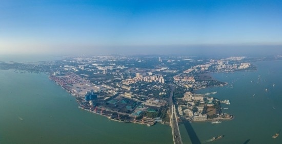 海南自貿(mào)港重點園區(qū)——洋浦經(jīng)濟開發(fā)區(qū)（2023年12月31日攝，無人機全景照片）。新華社記者 蒲曉旭 攝