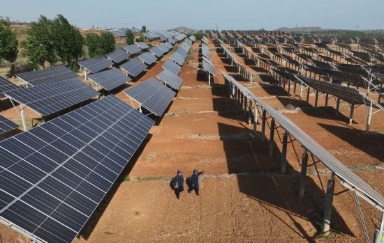 2024年4月16日，工人在河北省石家莊市靈壽縣譚莊鄉(xiāng)程家莊村的“農(nóng)光互補”光伏發(fā)電場巡查（無人機照片）。新華社記者 楊世堯 攝