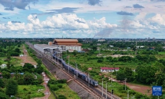 8月5日，由老撾籍火車司機獨立駕駛的滿載貨物的列車駛出萬象站，向中國昆明進發(fā)（無人機照片）。新華社發(fā)（楊永全 攝）