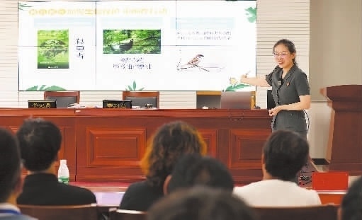 圖②：法官給旁聽(tīng)群眾講解破壞生態(tài)環(huán)境的危害和法律后果。