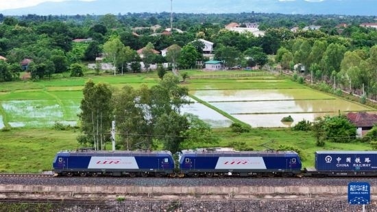 8月5日，由老撾籍火車司機獨立駕駛的滿載貨物的列車駛出萬象站，向中國昆明進發(fā)（無人機照片）。新華社發(fā)（楊永全 攝）