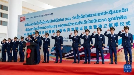 8月5日，在中老鐵路萬象站，中老鐵路首批14名老撾籍火車司機進行宣誓。新華社發(fā)（凱喬 攝）