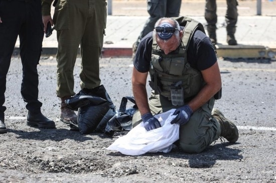 8月6日，在以色列納哈里亞，警方在無人機襲擊現(xiàn)場開展工作。以色列國防軍6日發(fā)表聲明說，多架無人機當天從黎巴嫩射向以色列，造成以色列邊境城市納哈里亞數(shù)名平民受傷。新華社/基尼圖片社