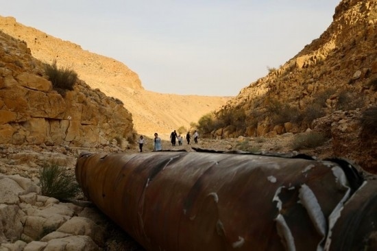 這是4月28日在以色列南部城市阿拉達附近拍攝的伊朗導彈殘骸。新華社發(fā)（賈馬爾·阿瓦德攝）