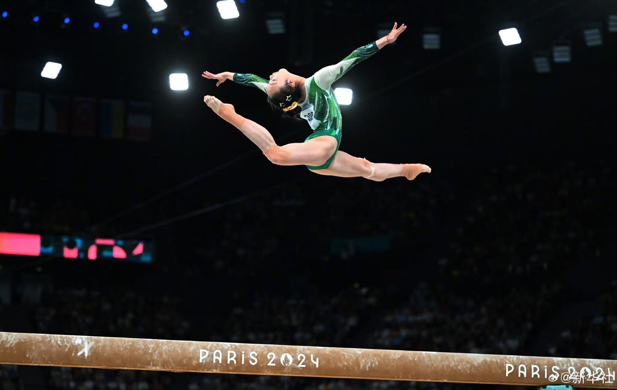 巴黎奧運會體操女子平衡木比賽中，中國選手周雅琴的靚麗身姿