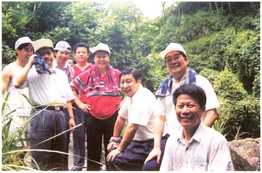 1999年6月，習(xí)近平在福州森林公園參加紀(jì)念毛主席“發(fā)展體育運(yùn)動(dòng)，增強(qiáng)人民體質(zhì)”題詞47周年登山健身活動(dòng)。（資料照片，來源：《習(xí)近平在福建》（下））