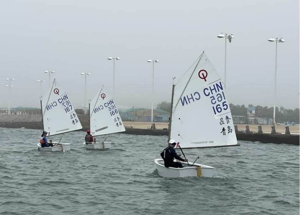 青島市嶗山區(qū)中韓小學(xué)帆船社團進行帆船訓(xùn)練。青島市嶗山區(qū)教育和體育局供圖