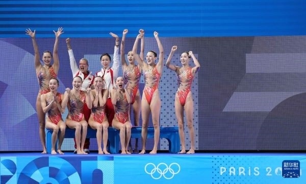 北京時(shí)間8月8日凌晨，巴黎奧運(yùn)會(huì)花樣游泳集體項(xiàng)目的最后一項(xiàng)比賽集體技巧自選在巴黎奧林匹克水上運(yùn)動(dòng)中心舉行。中國(guó)隊(duì)奪得花樣游泳集體項(xiàng)目金牌。圖為中國(guó)隊(duì)在比賽后慶祝奪冠。新華社記者 薛宇舸 攝