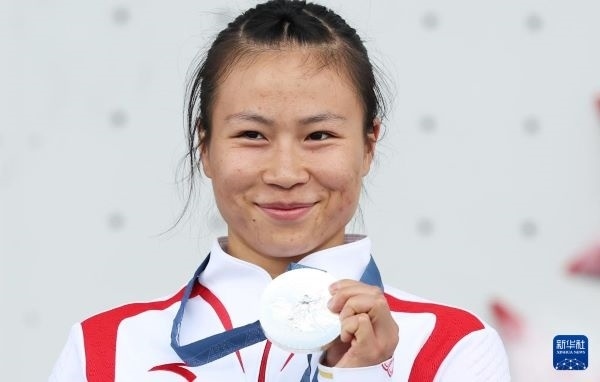 北京時(shí)間8月7日，在巴黎奧運(yùn)會(huì)攀巖女子速度賽比賽中，中國選手鄧麗娟獲得銀牌。圖為亞軍中國選手鄧麗娟在頒獎(jiǎng)儀式上。新華社記者 高靜 攝