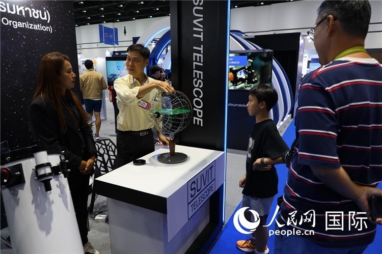 專家向觀眾講述航天知識(shí)。人民網(wǎng)記者簡承淵攝。