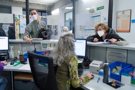 1月15日，人們在西班牙馬德里一家診所內(nèi)就診。新華社發(fā)（古斯塔沃·巴連特攝）