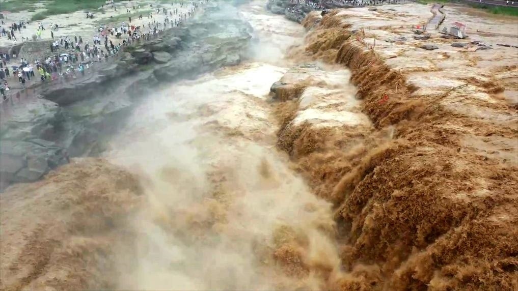 黃河壺口瀑布水量大增，出現(xiàn)壯美黃色瀑布群景觀。新華社發(fā) 呂桂明 攝