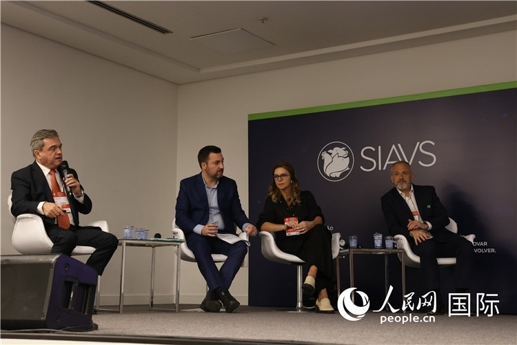 巴西動物蛋白協(xié)會高層管理人員在展覽會舉辦前接受外國記者采訪。 人民網(wǎng)記者 時元皓攝