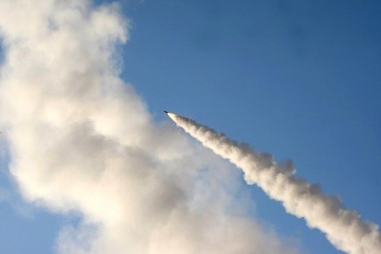 這張2011年6月28日在伊朗中部城市庫姆附近拍攝的照片顯示，一枚導(dǎo)彈在“偉大先知６”軍事演習(xí)中發(fā)射升空。新華社發(fā)