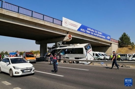 這是8月9日在土耳其安卡拉省波拉特勒拍攝的事故現(xiàn)場。新華社發(fā)(穆斯塔法·卡亞攝)