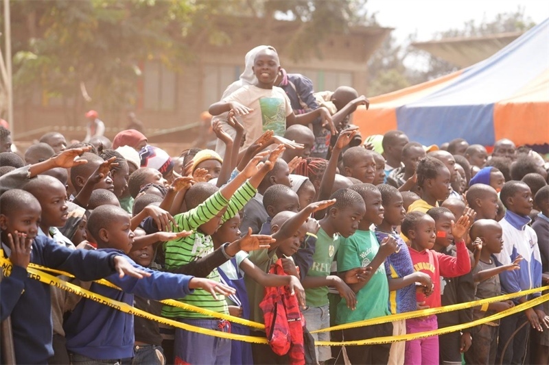 孩子們觀看達人秀。主辦方供圖