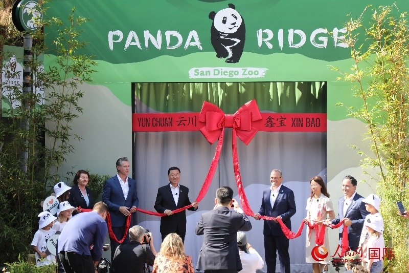 1、中國(guó)駐美國(guó)大使謝鋒、加州州長(zhǎng)紐森、圣迭戈市市長(zhǎng)格洛利亞等人共同為“熊貓嶺”開館剪彩。 人民網(wǎng)記者 李志偉攝