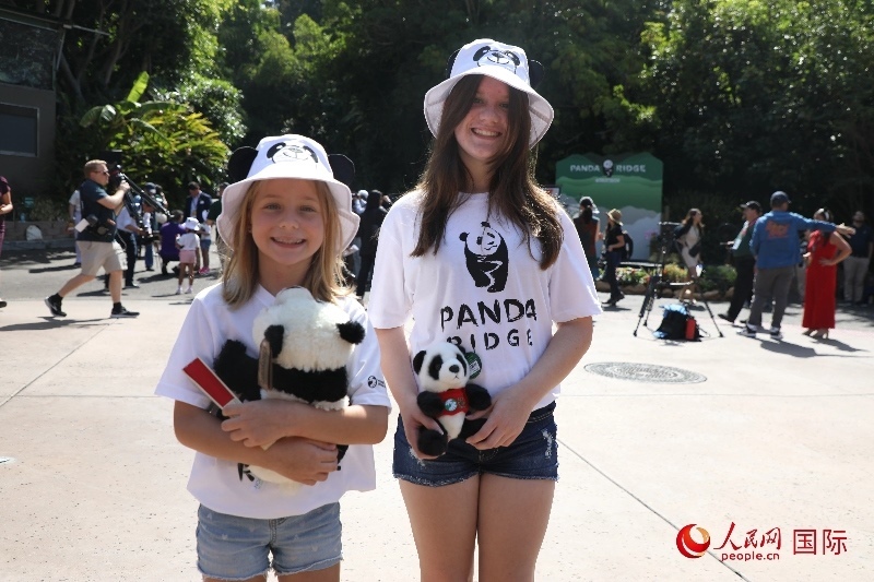 3、美國(guó)當(dāng)?shù)卦S多民眾來圣迭戈動(dòng)物園看熊貓。 人民網(wǎng)記者 李志偉攝