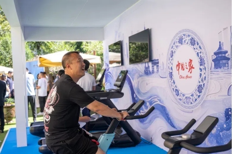 參觀者在智慧體育公園體驗(yàn)動(dòng)感單車。巴黎