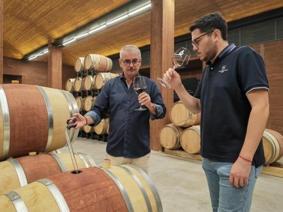  8月7日，尼古拉·格里馬（左）與同事在酒窖中。新華社記者 劉海 攝