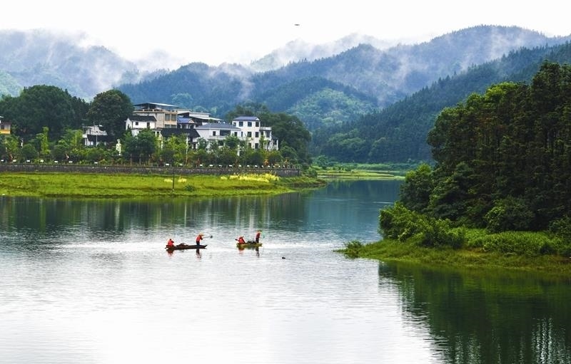 2024年6月5日，志愿者在湖南常寧市洋泉水庫(kù)清理水面漂浮物。