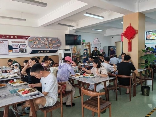 清水灣社區(qū)食堂坐滿了前來就餐的居民。新華社記者 鄒欣媛 攝