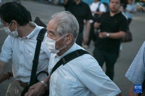 8月12日晚，侵華日軍第七三一部隊(duì)（簡(jiǎn)稱(chēng)“731部隊(duì)”）“少年隊(duì)”原隊(duì)員清水英男，乘機(jī)抵達(dá)哈爾濱。新華社記者 王松 攝