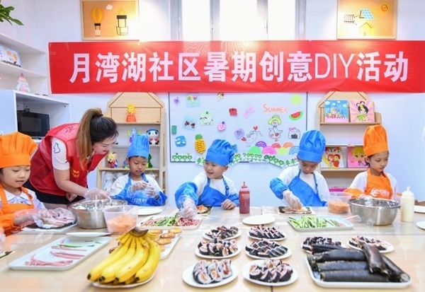 漯河市月灣湖社區(qū)青少年活動室里，志愿者教孩子們做手工。 齊國霞攝