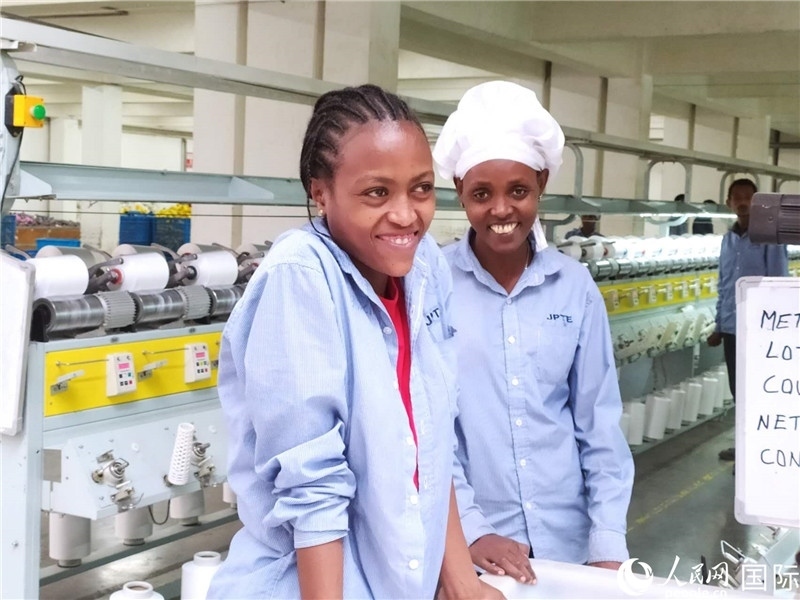 無(wú)錫金茂埃塞面料廠車(chē)間的當(dāng)?shù)嘏?。人民網(wǎng)記者黃培昭攝