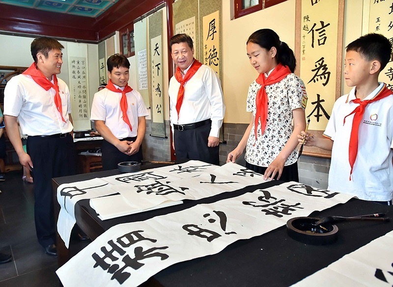 2014年5月30日，習(xí)近平總書記來到北京市海淀區(qū)民族小學(xué)，參加慶祝“六一”國際兒童節(jié)活動(dòng)。這是總書記觀看學(xué)生書寫的毛筆字。