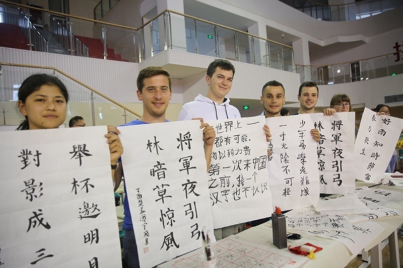 2017年6月5日，來自青島大學(xué)和中國石油大學(xué)（華東）的外國留學(xué)生在展示現(xiàn)場(chǎng)完成的書法作品。