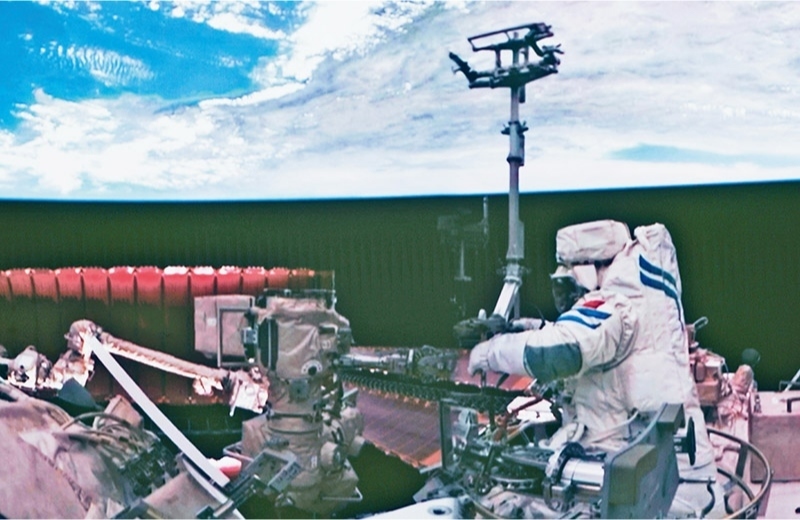 黨的十八大以來，我國(guó)科技事業(yè)取得歷史性成就、發(fā)生歷史性變革，科技自立自強(qiáng)成果持續(xù)涌現(xiàn)。圖為2024年7月3日在北京航天飛行控制中心拍攝的神舟十八號(hào)航天員李聰在空間站組合體艙外作業(yè)的畫面。 新華社記者 郭中正/攝