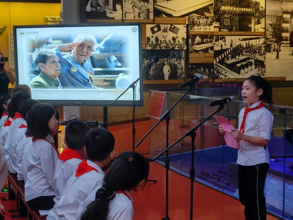 南京市科睿小學二年級學生章若初為大家講述抗戰(zhàn)老兵手印的故事。 新華社記者 邱冰清 攝