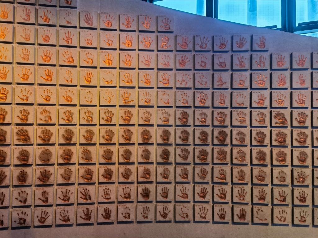 圖為侵華日軍南京大屠殺遇難同胞紀念館“三個必勝”展廳排列的648個鮮紅的手?。ň植浚?。新華社記者 邱冰清 攝