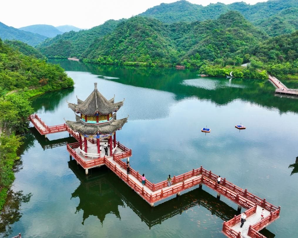 2024年8月11日，游客在湖南省雙牌縣陽明山國家森林公園萬和湖休閑游玩。新華社發(fā)（周秀魚春攝）