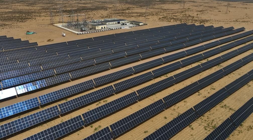 這是2024年5月16日拍攝的內(nèi)蒙古巴彥淖爾市磴口縣烏蘭布和沙漠光伏基地。新華社記者李云平攝