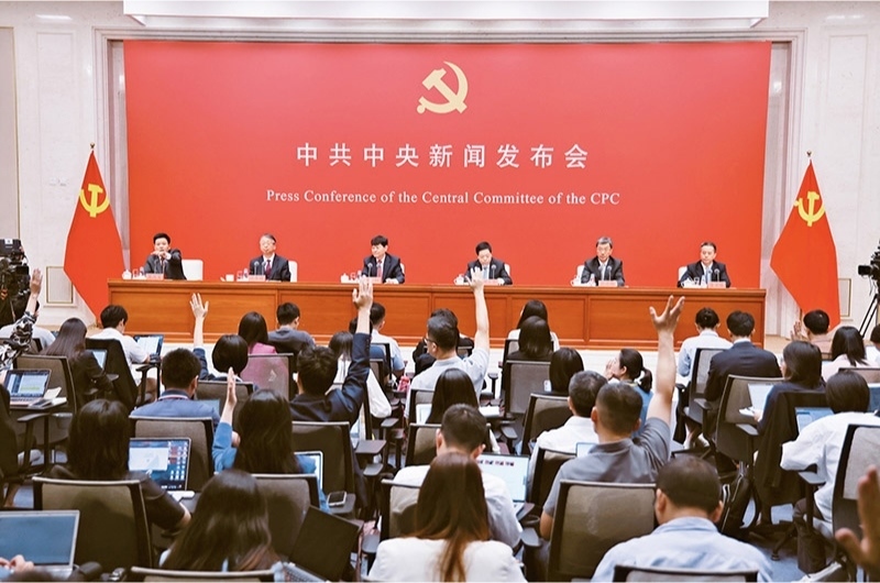 黨的二十屆三中全會(huì)是在以中國(guó)式現(xiàn)代化全面推進(jìn)強(qiáng)國(guó)建設(shè)、民族復(fù)興偉業(yè)的關(guān)鍵時(shí)期召開的一次十分重要的會(huì)議。圖為2024年7月19日，中共中央舉行新聞發(fā)布會(huì)，介紹和解讀黨的二十屆三中全會(huì)精神。 新華社記者 金立旺/攝