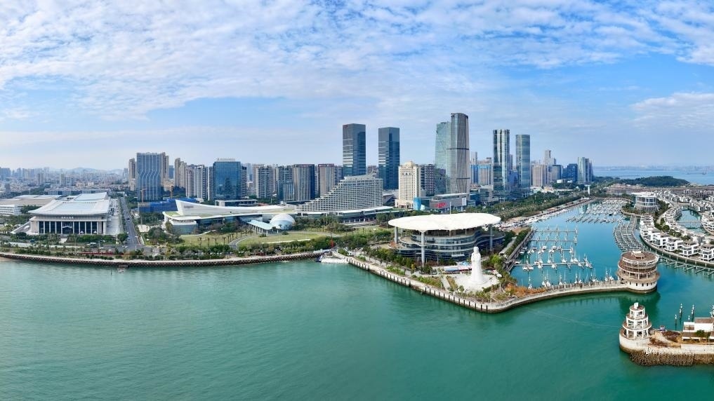2024年1月24日拍攝的廈門國際會議中心、環(huán)島路一帶濱海城市景觀。新華社記者姜克紅攝