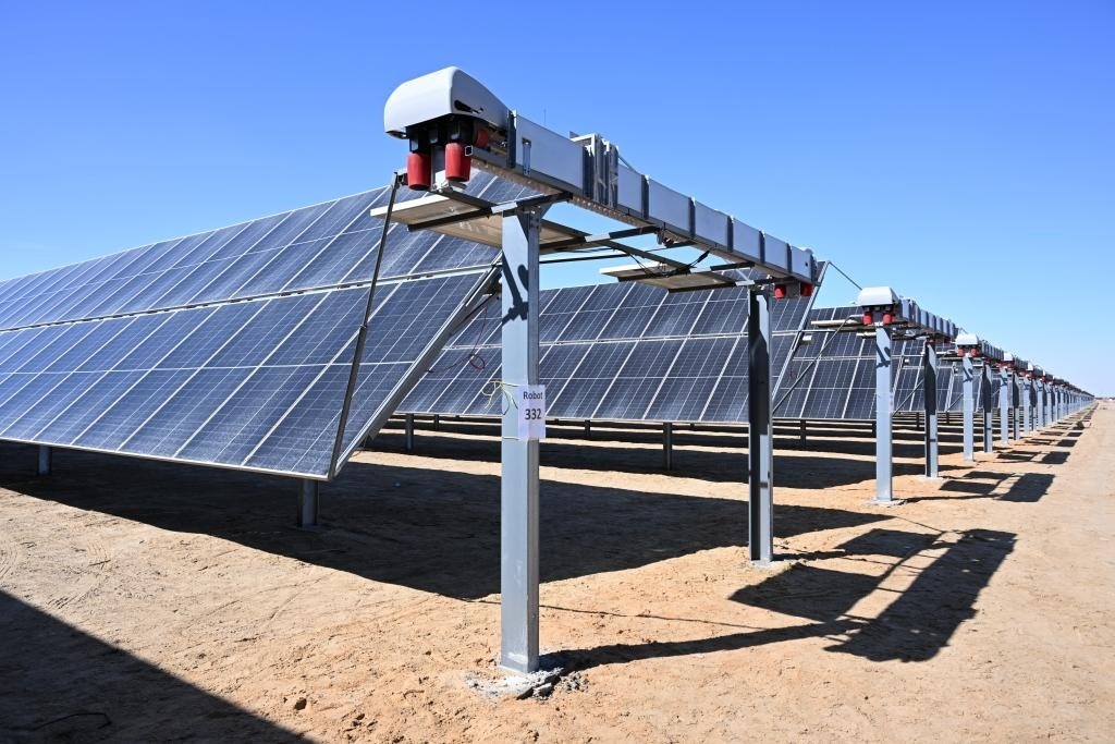 這是2023年3月18日在位于阿聯(lián)酋阿布扎比南部的艾爾達(dá)芙拉光伏電站拍攝的光伏板。新華社發(fā)（中國機械設(shè)備工程股份有限公司阿布扎比分公司供圖）