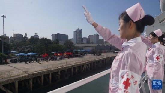 當(dāng)?shù)貢r(shí)間8月16日上午10時(shí)許，執(zhí)行“和諧使命-2024”任務(wù)的中國(guó)海軍“和平方舟”號(hào)醫(yī)院船圓滿結(jié)束對(duì)莫桑比克的訪問(wèn)，駛離馬普托港，前往本次任務(wù)第五站南非。新華社發(fā)（曹春耀 攝）
