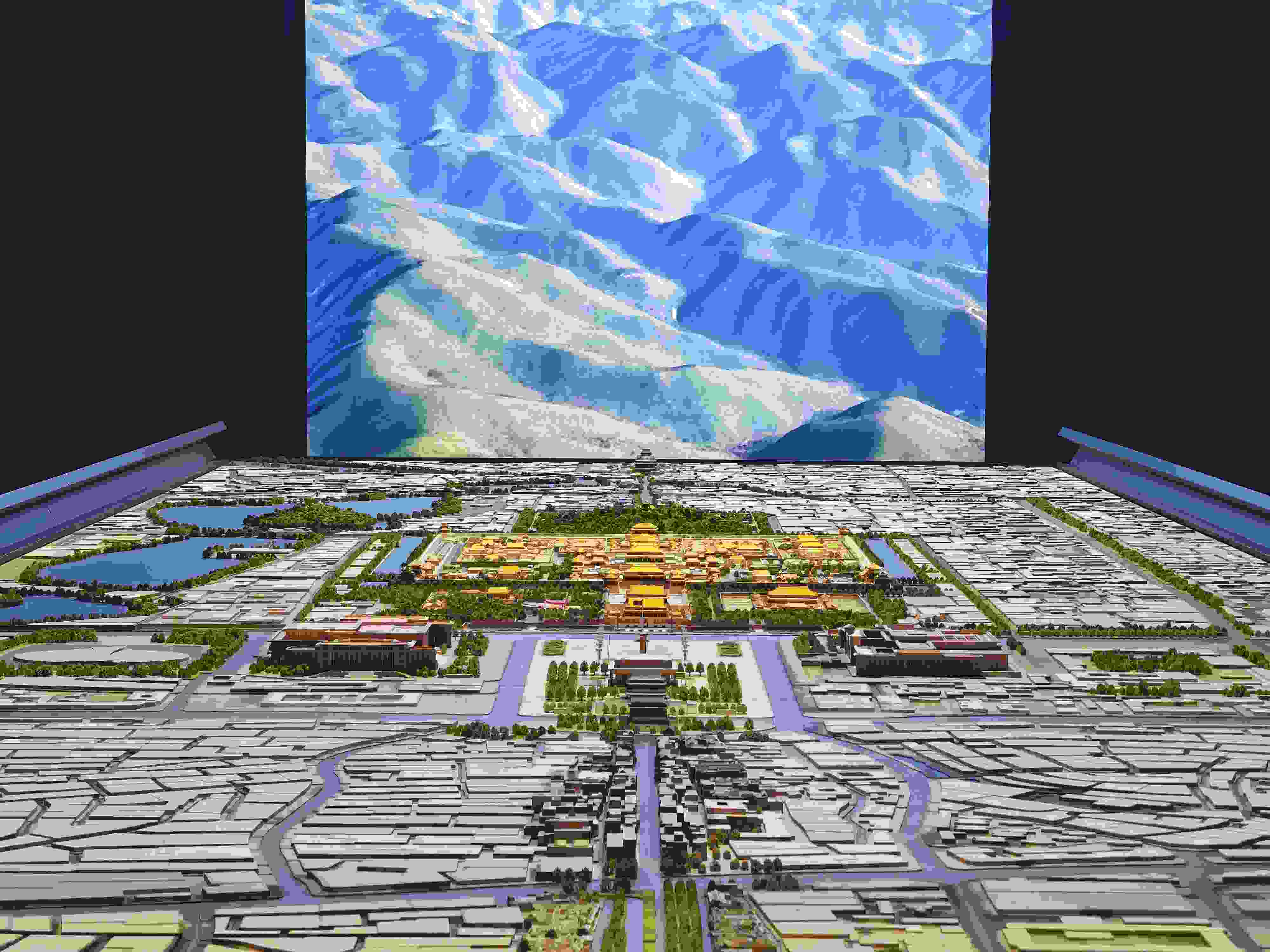 2023年3月，北京首都博物館精心制作的16米長中軸線沙盤，配以立體投影技術(shù)，展現(xiàn)了北京中軸線之壯美。