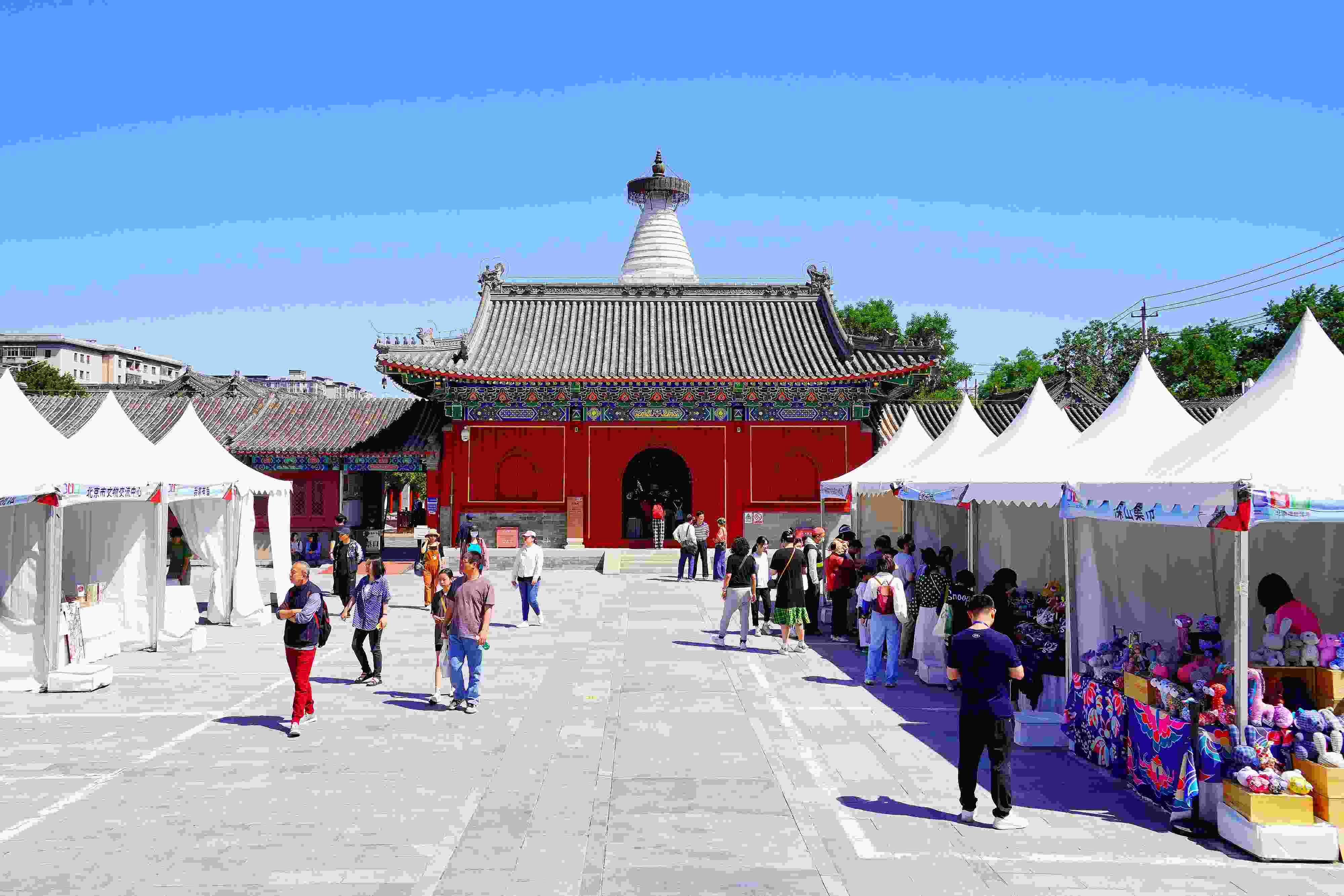 2024年5月，“北京白塔文化市集”在已有700余年歷史的妙應(yīng)寺白塔下舉行。