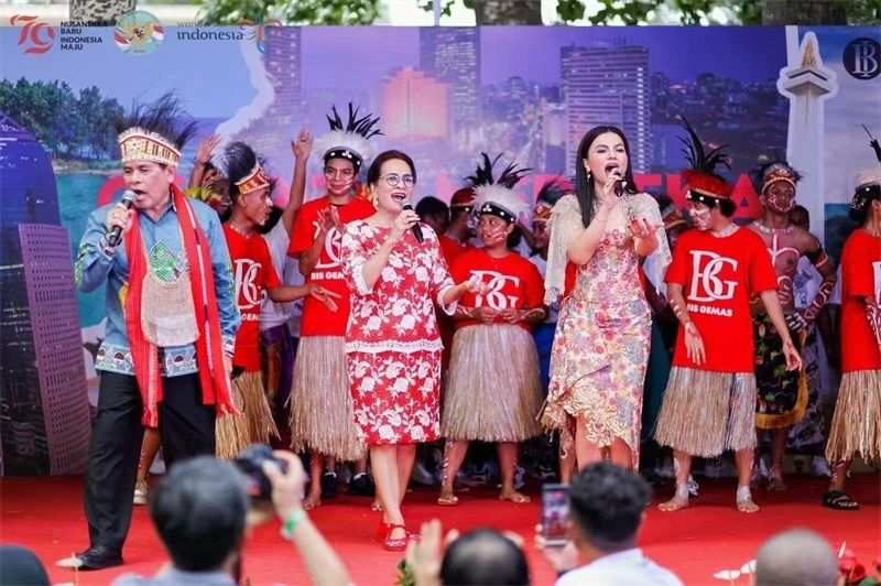 大使夫婦與演員一起共唱《明天會更好》。