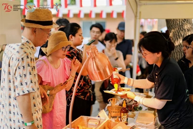 游客品嘗傳統(tǒng)印尼美食。