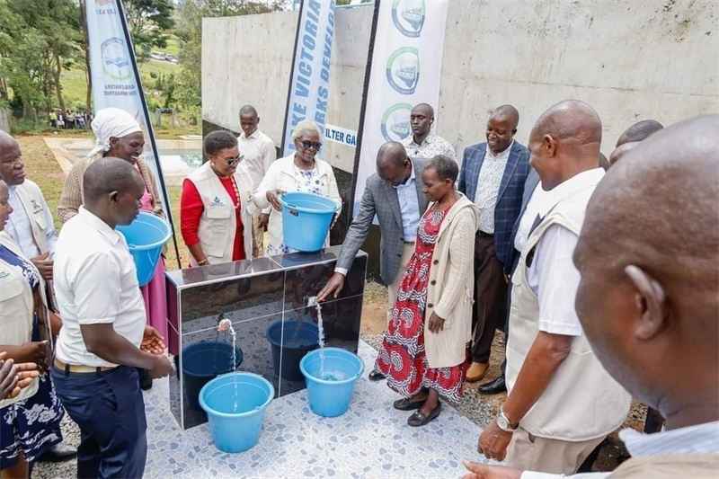 肯尼亞總統(tǒng)魯托考察南迪山供水項(xiàng)目設(shè)備運(yùn)行情況。中鐵十局供圖