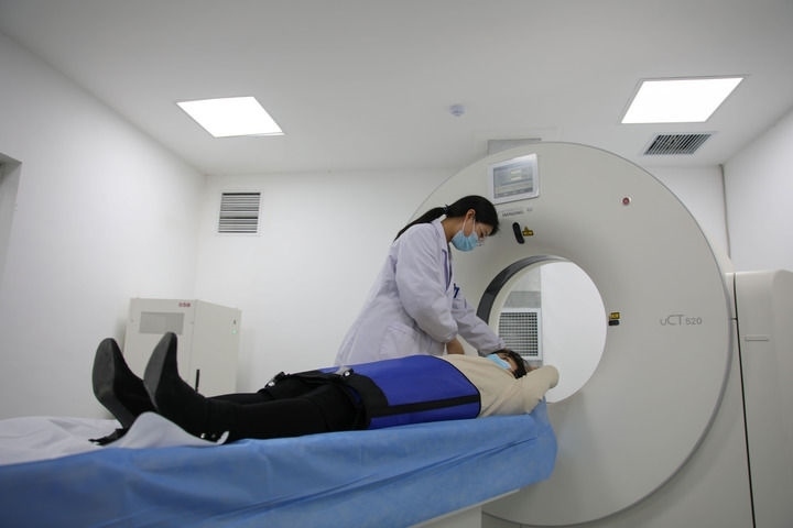 2023年3月2日，安徽省合肥市包河區(qū)煙墩街道社區(qū)衛(wèi)生服務(wù)中心的醫(yī)護(hù)人員為患者進(jìn)行CT檢查。 新華社記者 曹力 攝