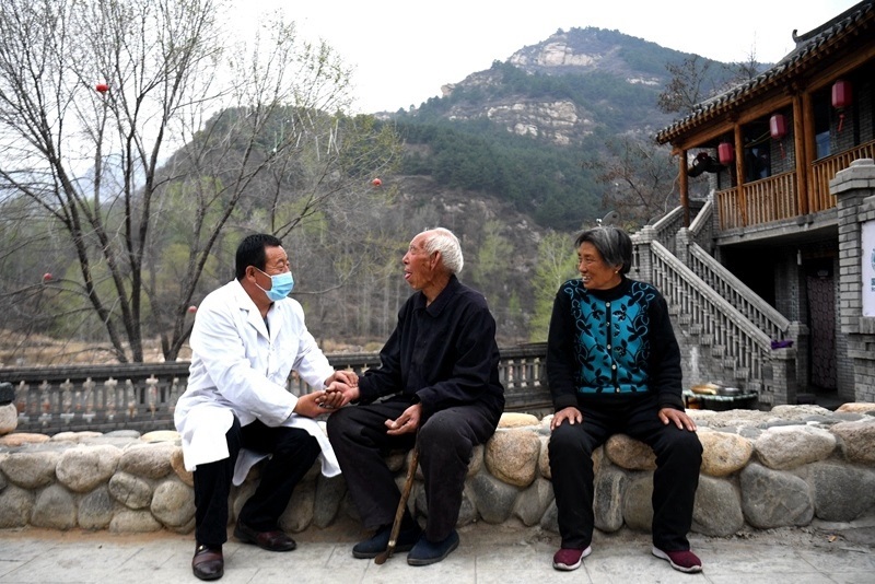 2020年4月15日，在河北阜平縣龍泉關(guān)鎮(zhèn)駱駝灣村，村醫(yī)霍建國為村民把脈。